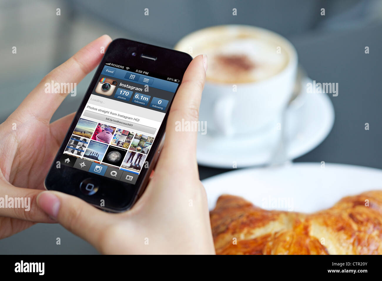 Nahaufnahme Bild von Frau Händchenhalten ein Iphone mit Instagram-Kamera-app Stockfoto
