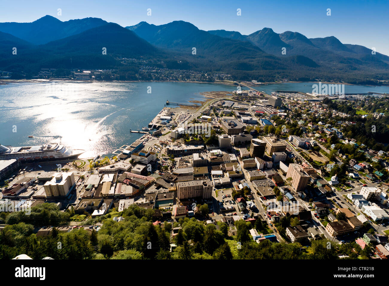 Luftaufnahme der Innenstadt von Juneau und Lynn Canal nach Westen, Südosten Alaskas, Sommer Stockfoto