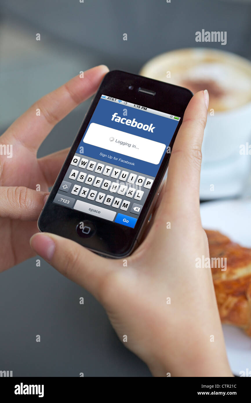 Nahaufnahme des weiblichen Händchenhalten eine Ipad mit ihrem Facebook-Konto anmelden Stockfoto