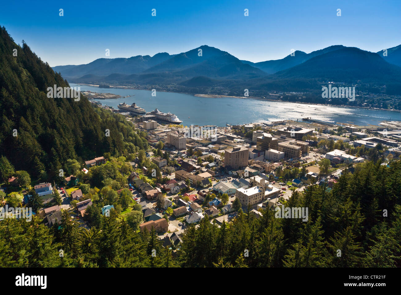 Luftaufnahme der Innenstadt von Juneau und Lynn Canal nach Westen, Südosten Alaskas, Sommer Stockfoto