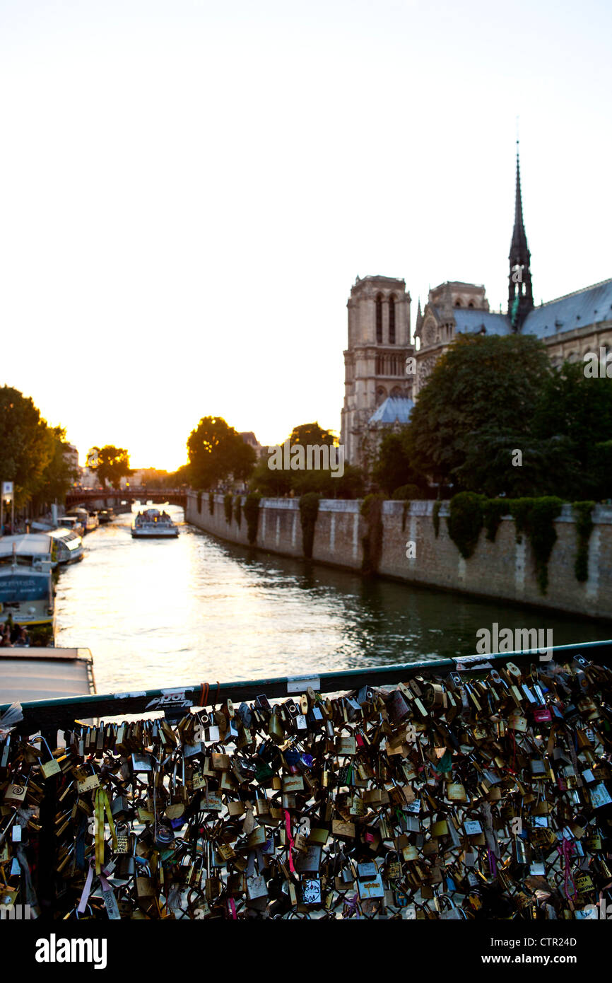 "Liebesschlösser" an der Brücke Pont Des Arts in Paris, Frankreich Stockfoto