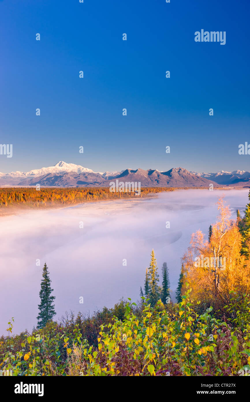 Malerische Aussicht Morgennebel in Chulitna Flusstal Mt McKinley im Hintergrund Denali State Park Yunan Alaska Herbst Stockfoto