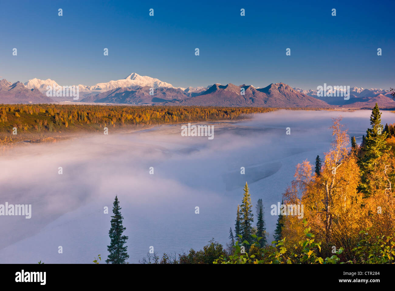 Malerische Aussicht Morgennebel in Chulitna Flusstal Mt McKinley im Hintergrund Denali State Park Yunan Alaska Herbst Stockfoto