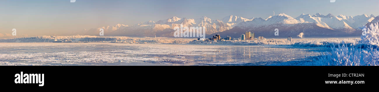 Raureif bedeckt Bäume entlang von Anchorage Skyline eisigen Cook Inlet im Vordergrund an kalten Mitte Winter Tag Yunan Alaska Stockfoto