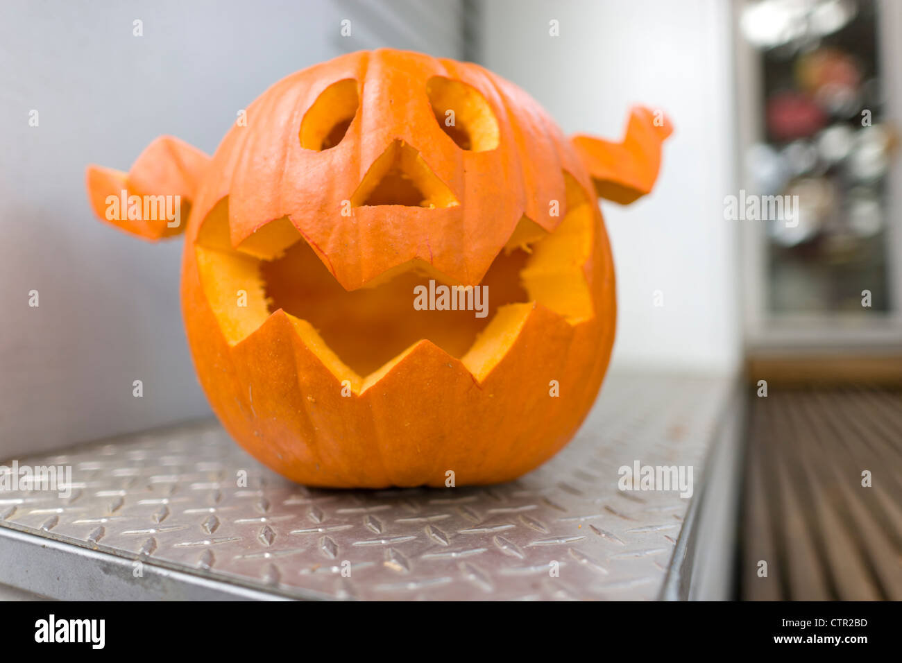 Jack-O-Laterne auf einem Stahl Veranda Schritt, Anchorage, Alaska, Herbst Stockfoto