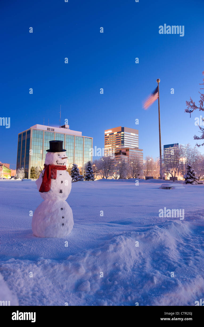 Schneemann stehend in Delaney Parkstrip Innenstadt von Anchorage im Hintergrund Twilight Yunan Alaska Winter Digital erweitert. Stockfoto