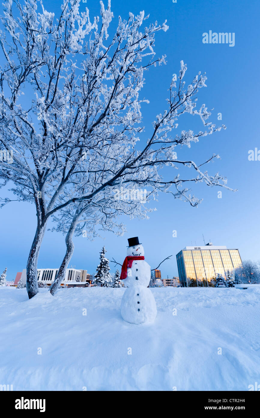 Schneemann stehend in Delaney Parkstrip Innenstadt von Anchorage im Hintergrund Twilight Yunan Alaska Winter Digital erweitert. Stockfoto