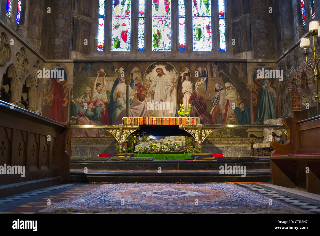Interieur und Altar im Inneren der Kirche St. Michael und alle Engel in Lyndhurst Hampshire England UK EU Stockfoto