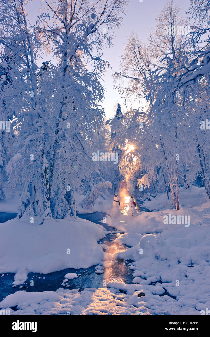 Schneemann paar stehen nächsten Stream Sonnenstrahlen durchschimmern Nebel hoar Milchglas Bäume im Hintergrund Russisch Buchse Springs Park Stockfoto