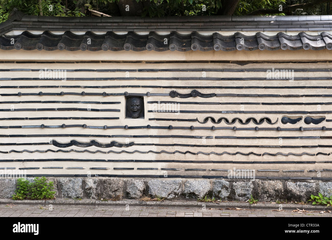 Tonfliesen werden in die Wand gesetzt, die den Koto-in Tempel im Daitoku-ji Tempelkomplex in Kyoto, Japan umgibt Stockfoto