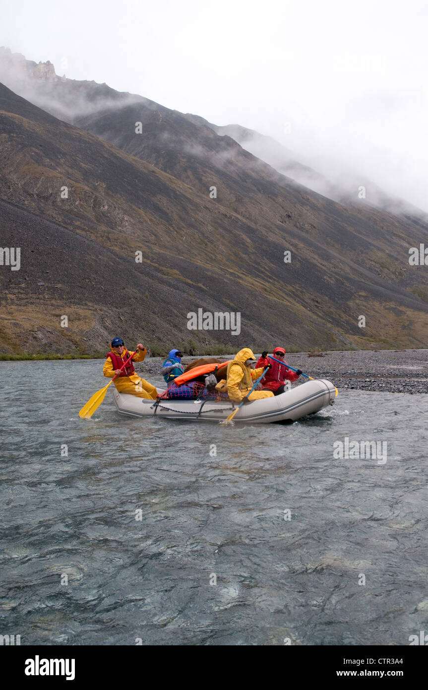 Menschen, rafting auf der Marsh Fork Canning River in der Brooks Range, Arctic National Wildlife Refuge, Alaska, Sommer Stockfoto