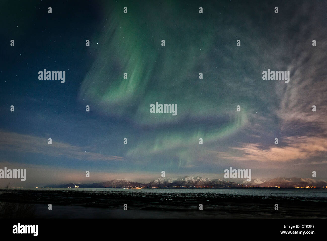 Ansicht der Aurora Borealis über Cook Inlet, Chugach Mountains und Anchorage, Alaska Yunan, Winter Stockfoto