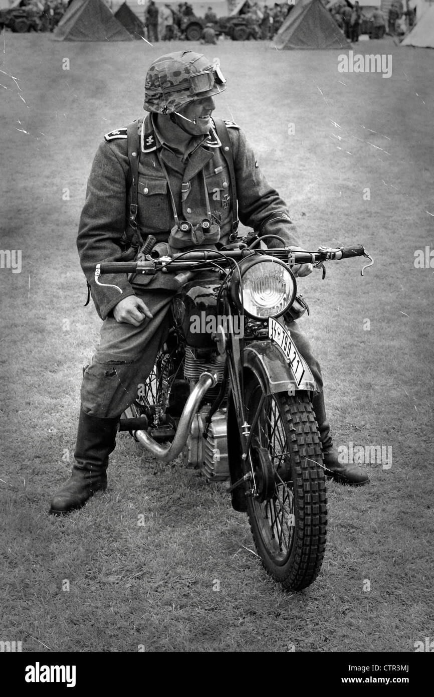 S/w Bild der Waffen-SS Versand Fahrer und seinem Motorrad Stockfoto