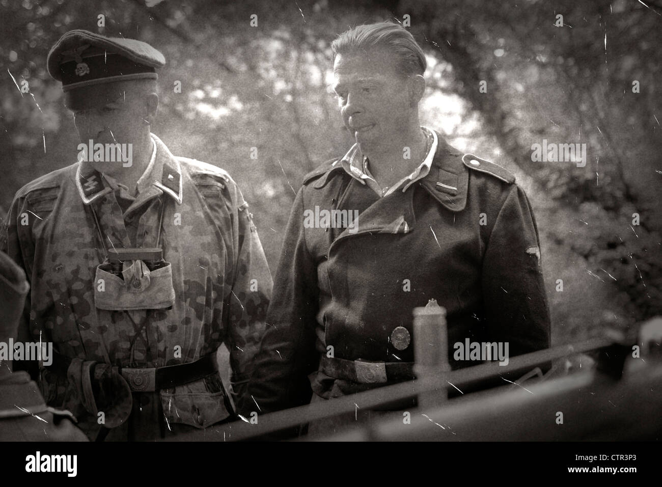 S/w Bild von zwei Waffen-SS NCO Stockfoto