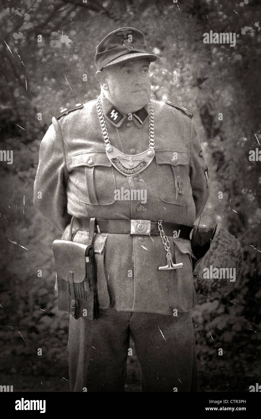 S/w-Bild von einer Waffen-SS-Verkehrspolizist Stockfoto