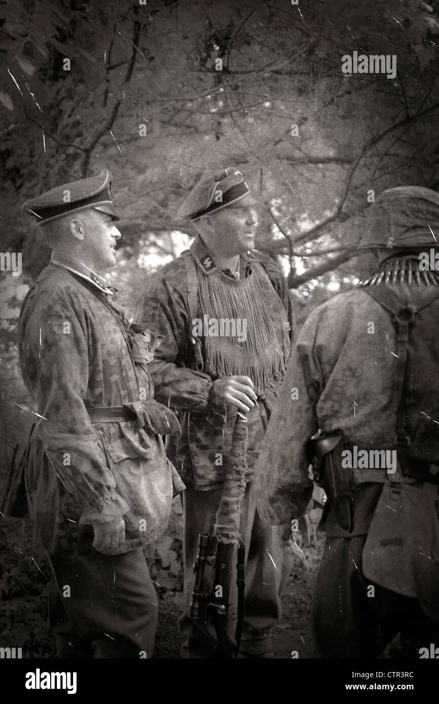 S/w Bild der Waffen-SS NCO und Soldaten Stockfoto