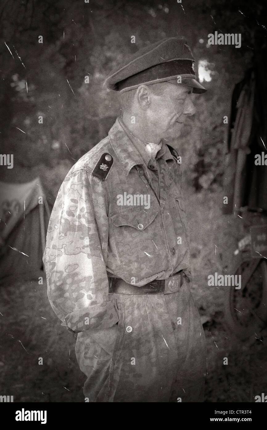 S/w-Bild von einer Waffen-SS-NCO deutlich in seiner Uniform Camo Stockfoto