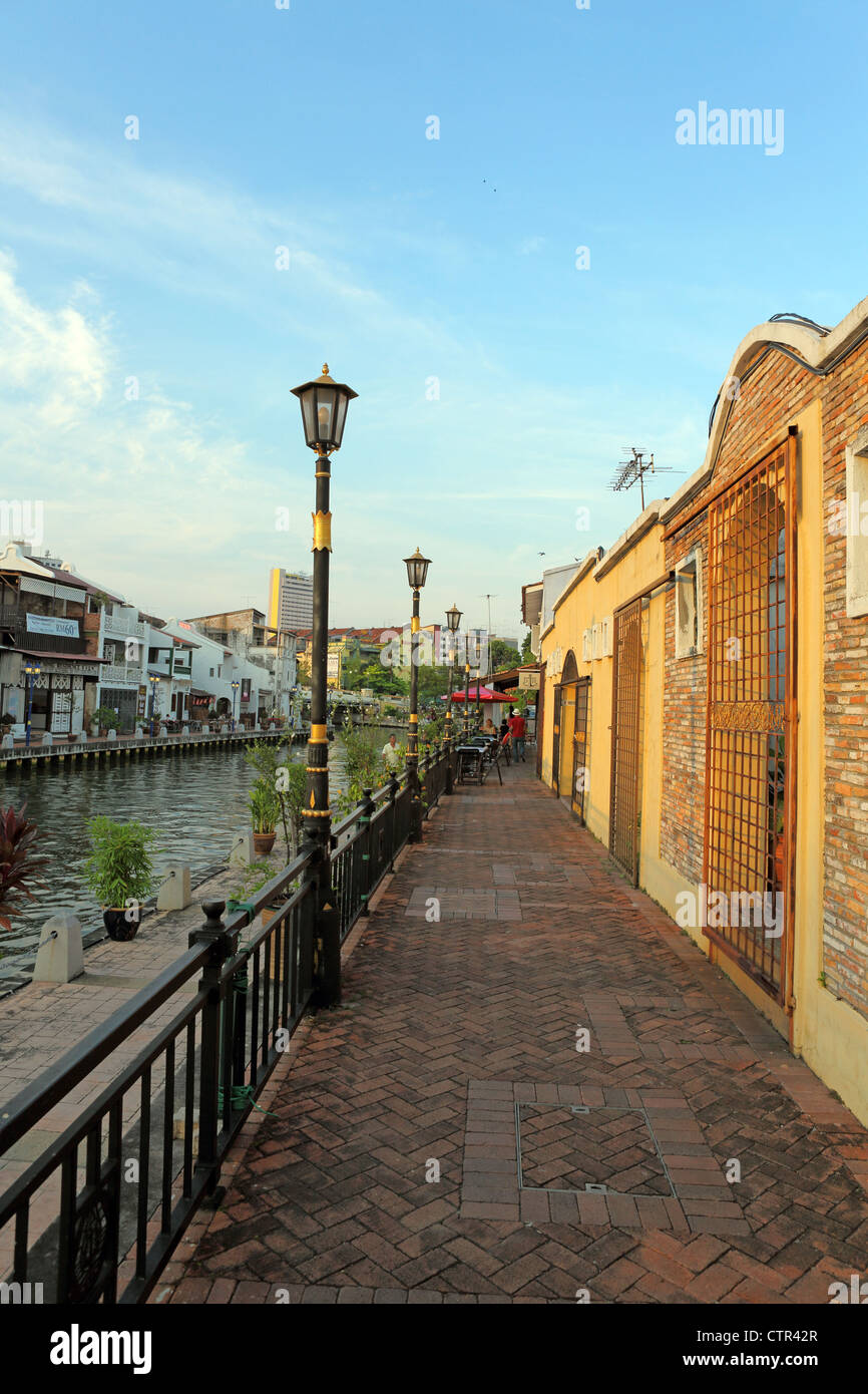 Gehweg entlang des Flusses Melaka in Melaka Stockfoto
