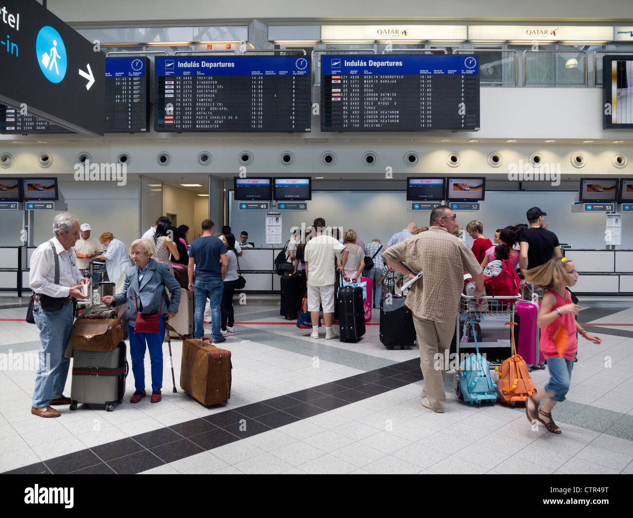 Passagiere in Budapest Ferenc Liszt international Flughafen terminal 2 b Innenraum, Ungarn, Osteuropa Stockfoto