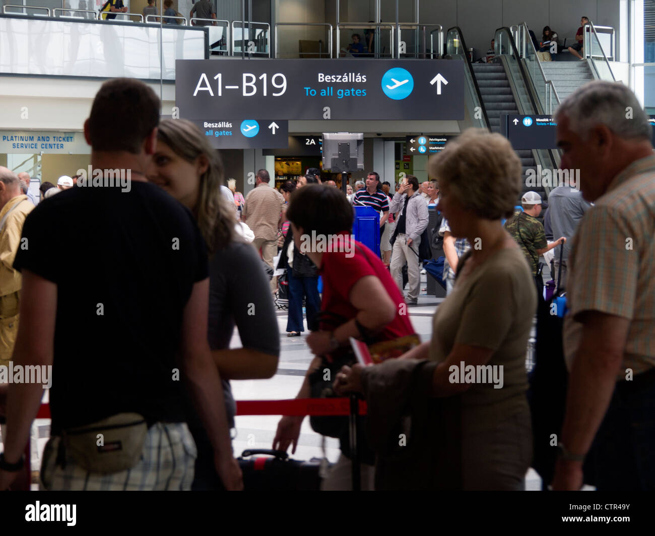 Passagiere in Budapest Ferenc Liszt international Flughafen terminal 2 b Innenraum, Ungarn, Osteuropa Stockfoto