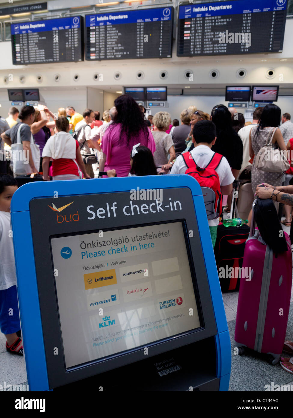 Passagiere in Budapest Ferenc Liszt international Flughafen terminal 2 b Innenraum, Ungarn, Osteuropa Stockfoto