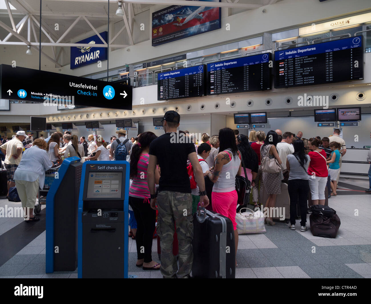 Passagiere in Budapest Ferenc Liszt international Flughafen terminal 2 b Innenraum, Ungarn, Osteuropa Stockfoto