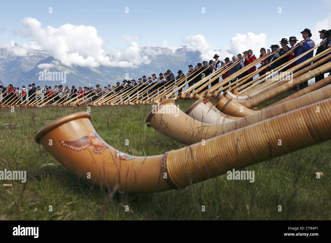Alphornbläser teilnehmen Morceaux d'ensemble, Cor des Alpes Festival von Nendaz, Wallis, Schweiz Stockfoto