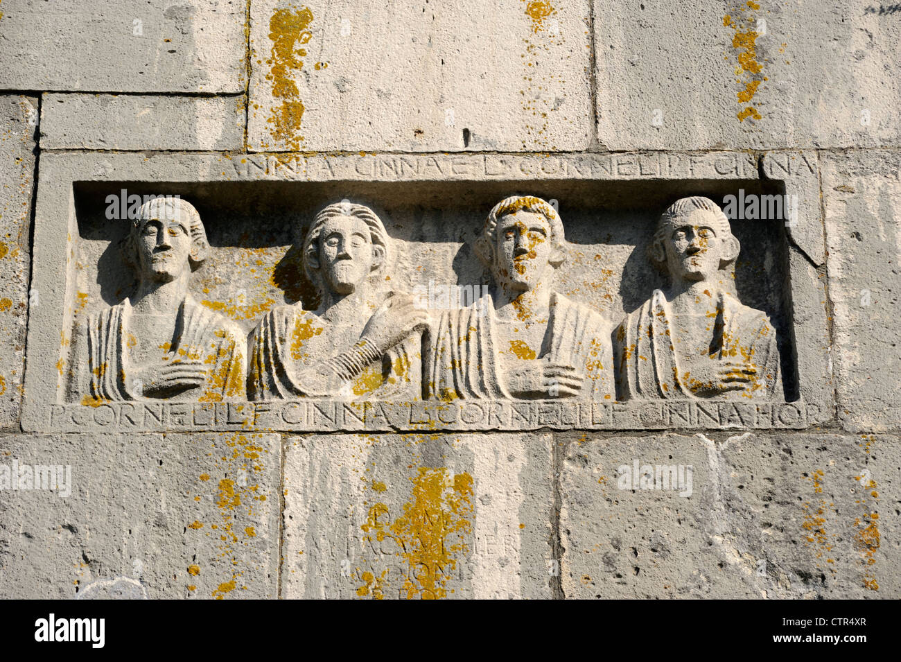 Italien, Basilikata, Venosa, mittelalterliches Flachrelief an der Wand der unvollendeten Kirche Stockfoto