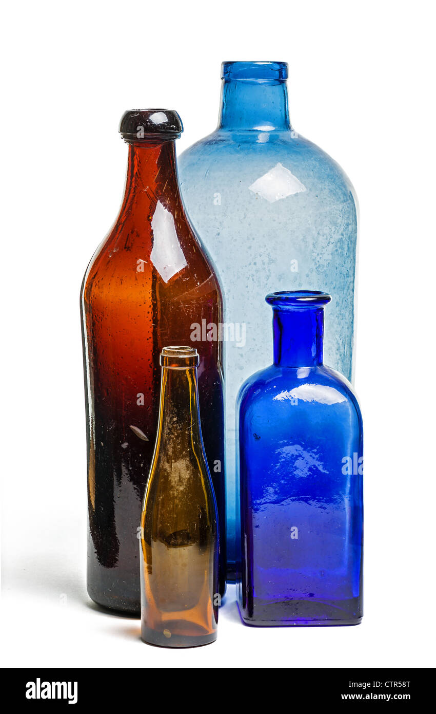 Zusammensetzung der alten blauen und braunen Flaschen Stockfoto