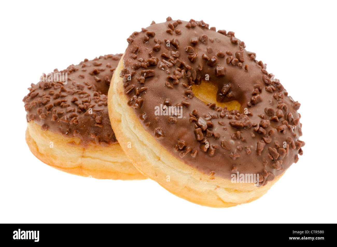 Close-up auf zwei chocolate Chip iced Ring Donuts. Studio gedreht. Stockfoto