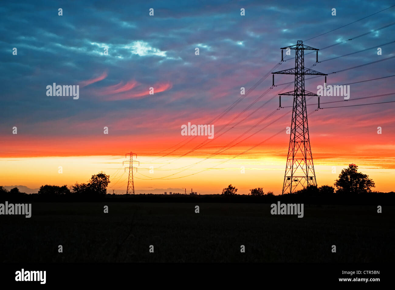 Sonnenuntergang mit Strom Pylon Silhouetten, Lincolnshire, UK. Stockfoto