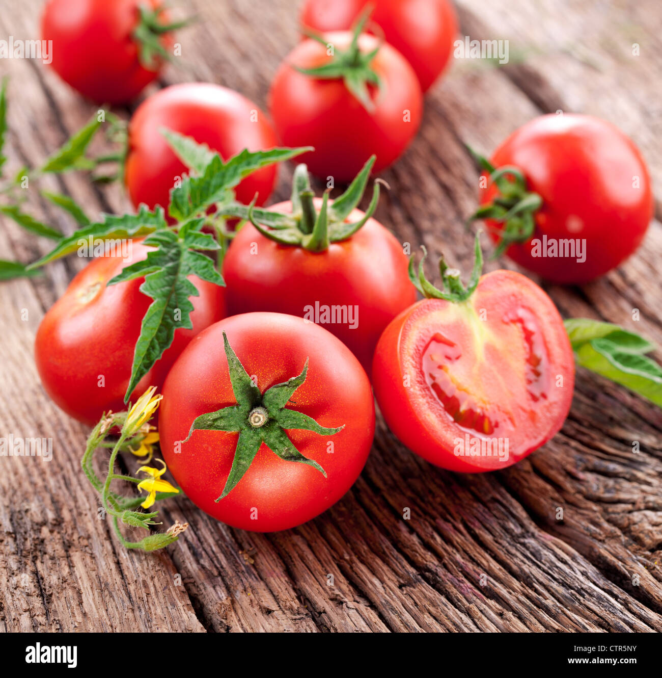 Tomaten, zubereitet mit Kräutern für die Erhaltung auf der alten Holztisch. Stockfoto