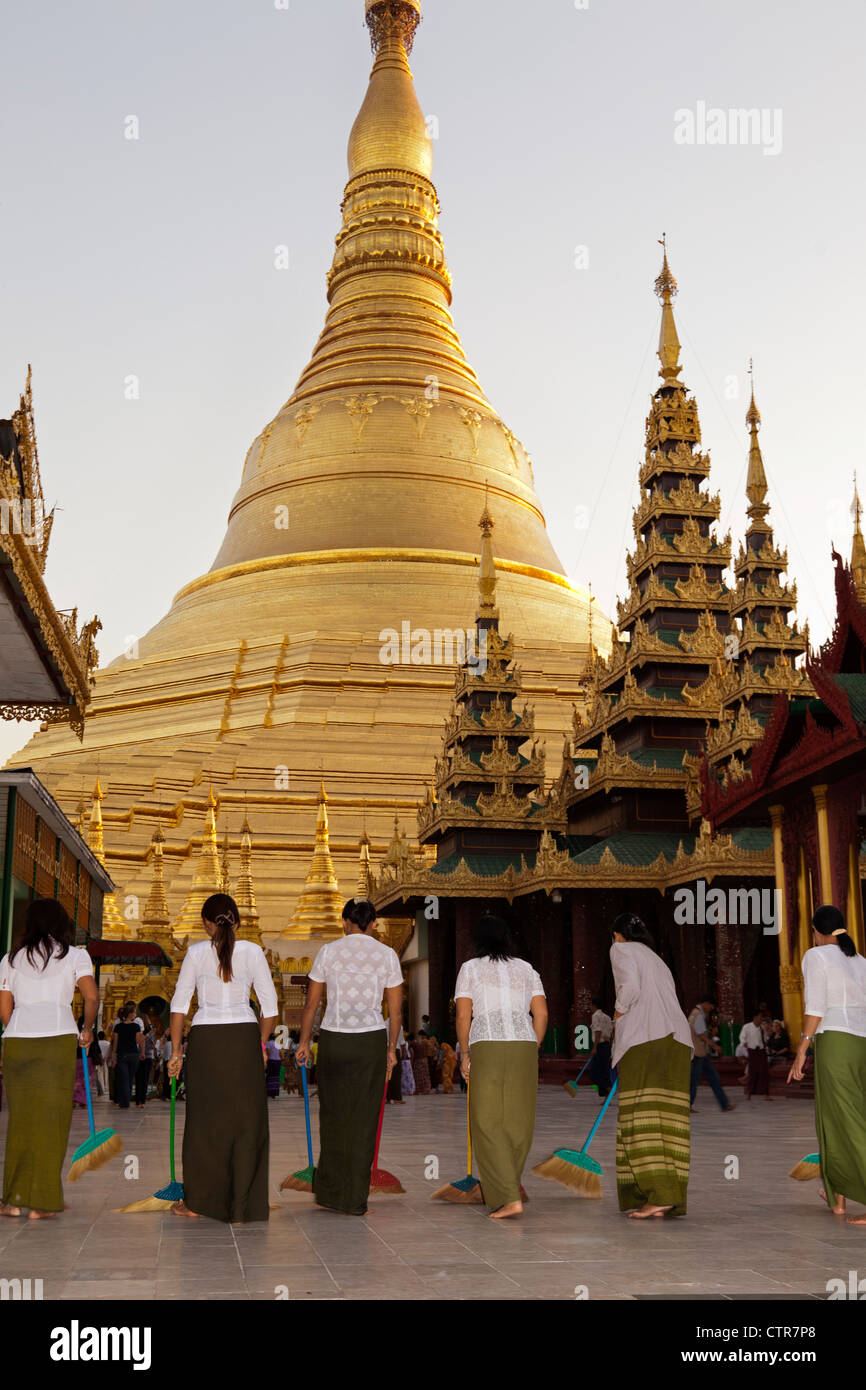 Shwedagon-Pagode, die Reinigung, Yangon, Myanmar Stockfoto