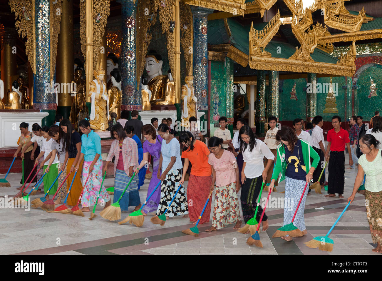 Shwedagon-Pagode, die Reinigung, Yangon, Myanmar Stockfoto