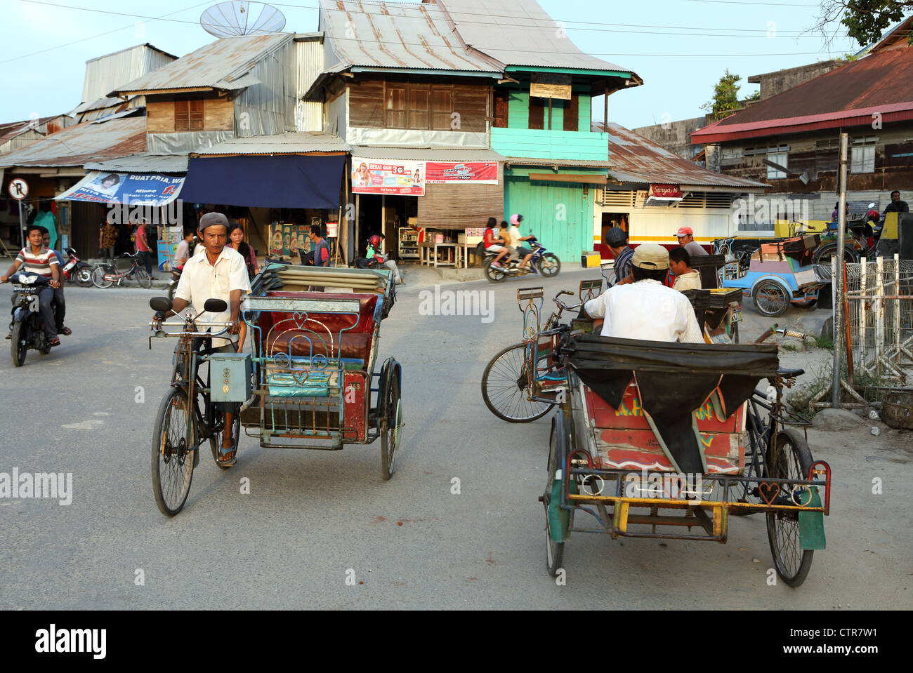 Rikschafahrer auf der Suche nach Kunden in den geschäftigen Hafen Stadt Teluk Dalam auf Nias Insel. Stockfoto