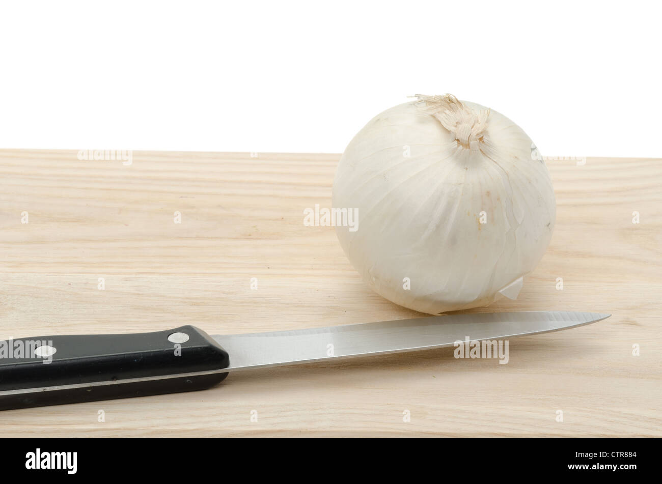 Frische weiße enthäutete Zwiebeln auf einem Holzbrett - Studio gedreht Stockfoto