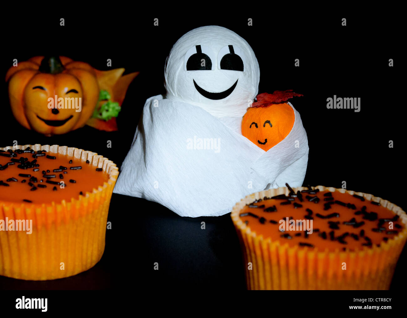 Halloween Cupcakes mit eine geisterhafte Gestalt und Kürbisse Stockfoto