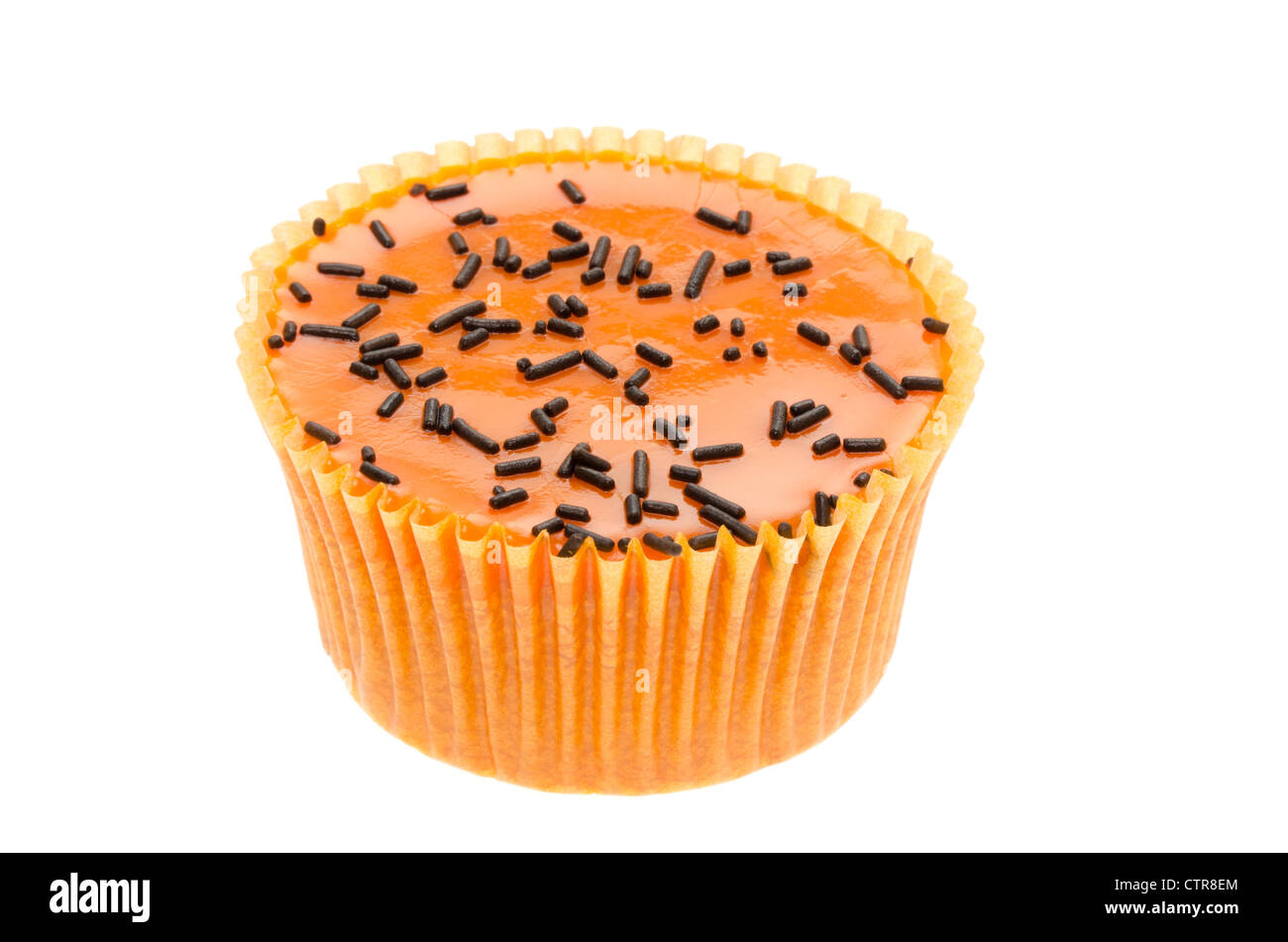 Leuchtend orange Halloween Cupcake - Studio gedreht mit einem weißen Hintergrund Stockfoto