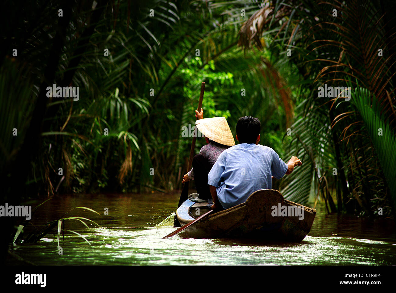 Vietnamesisch Paar auf einem Kanu auf dem Mekong, Südvietnam Stockfoto