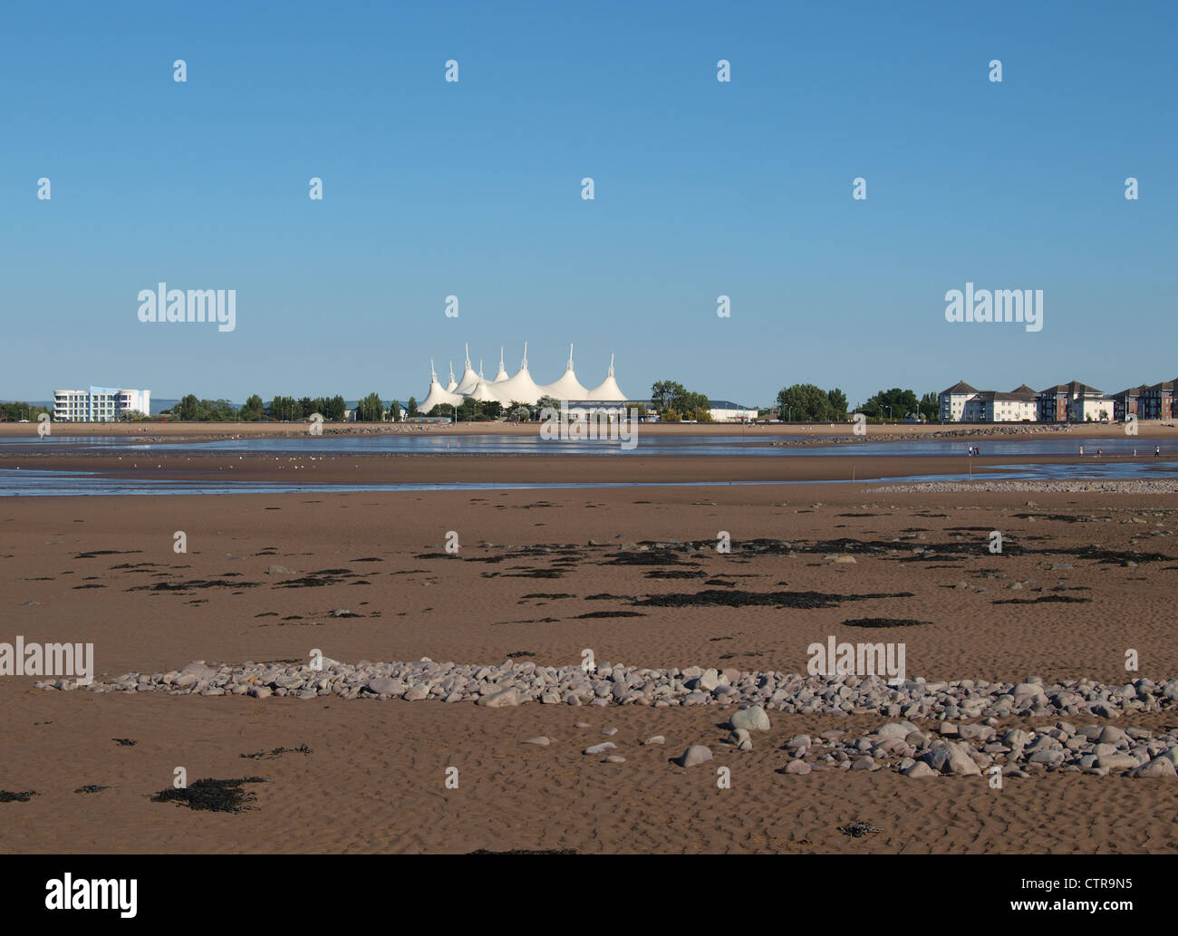 Butlins Holiday Camp bei Ebbe über einen Sandstrand gesehen. Minehead. Somerset. UK. 2012 Stockfoto
