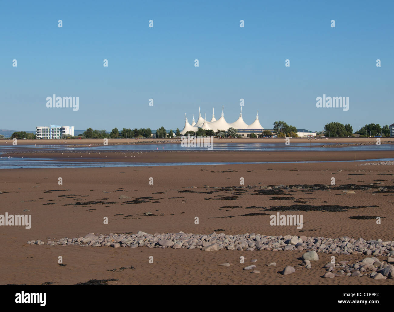 Butlins Holiday Camp bei Ebbe über einen Sandstrand gesehen. Minehead. Somerset. UK. 2012 Stockfoto