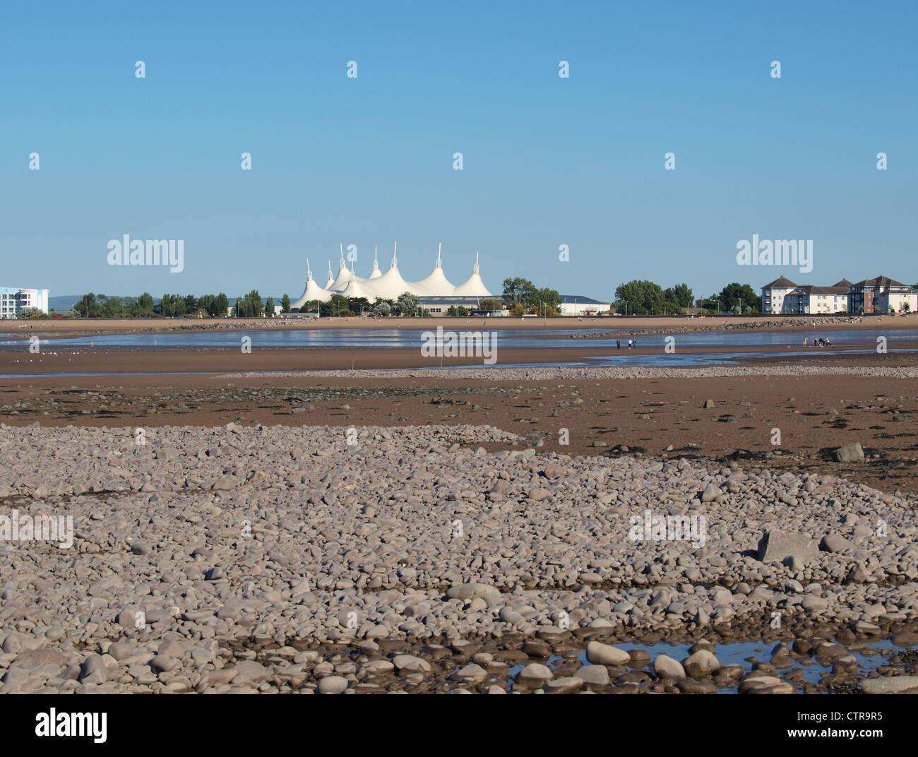 Butlins Holiday Camp bei Ebbe über einen Sandstrand gesehen. Minehead. Somerset. UK. 2012 Stockfoto