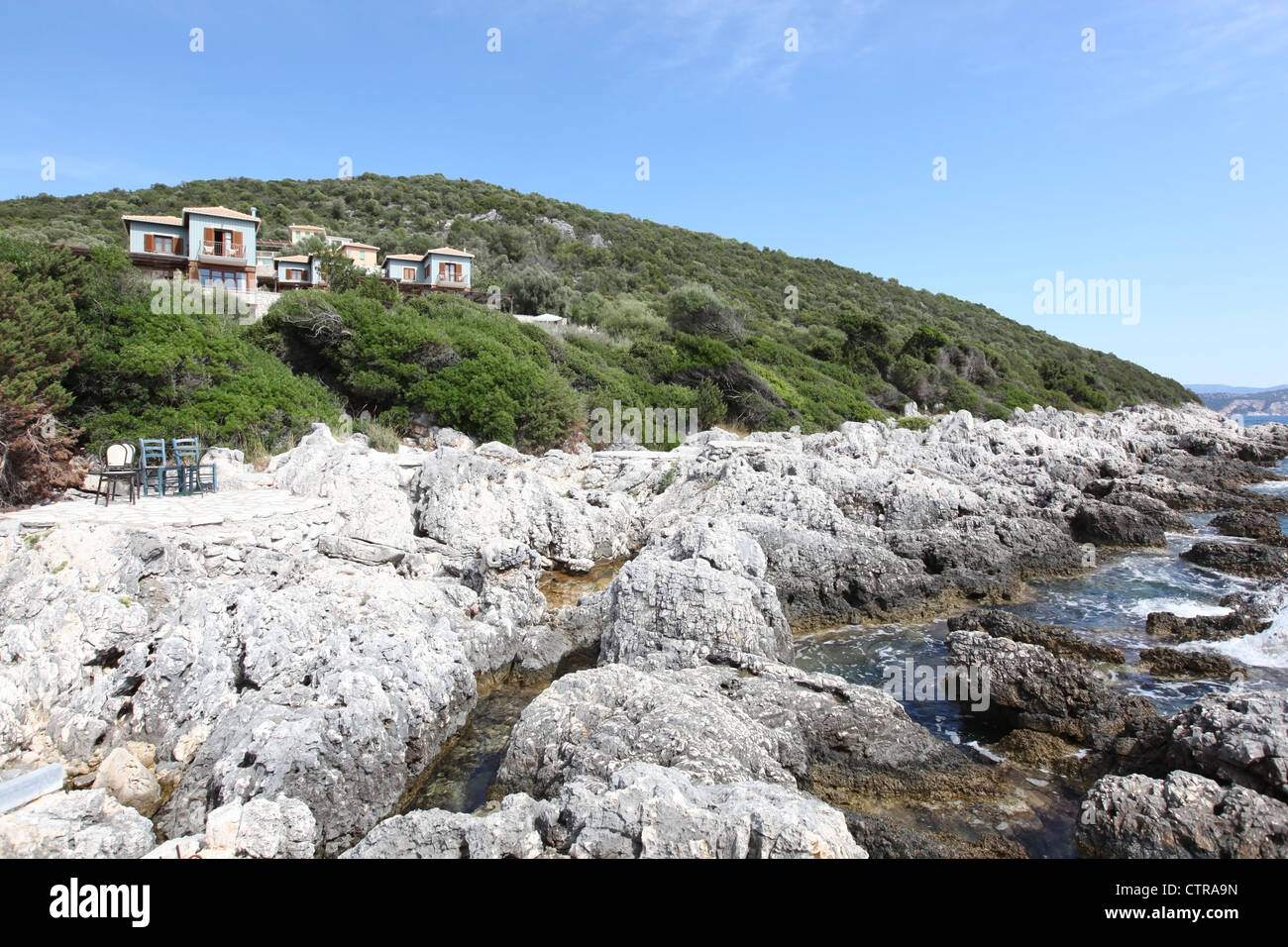 Felsige Küste und Hang Ferienhäuser in Sivota auf der Ionischen Insel Lefkas, Griechenland Stockfoto
