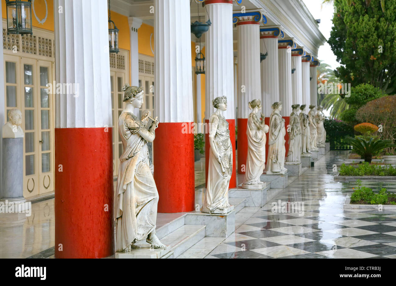 Modellierte griechisch beeinflussten Zahlen auf dem Gelände der Achillion Palast auf der Insel Korfu. Stockfoto