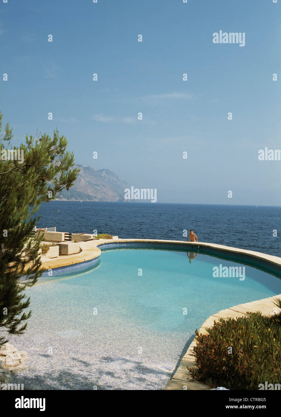 Villa Estaiado Blick auf Pool und Meer vom Haus 2 Stockfoto