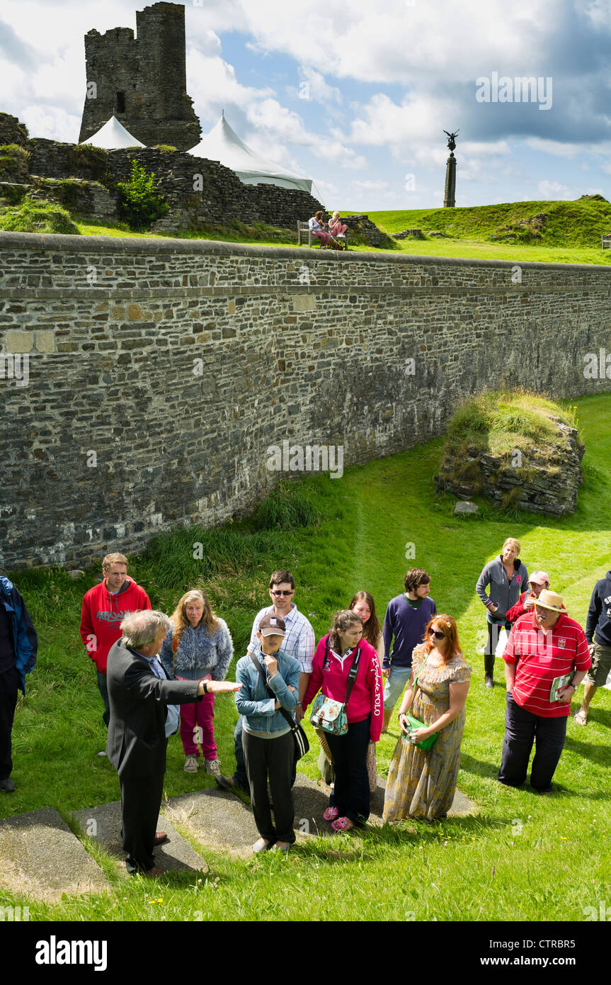 Historiker DAVE BROWNE führt eine Gruppe von Menschen auf eine geführte Heimatmuseum Tour durch die Ruinen der Burg Aberystwyth, Wales UK Stockfoto