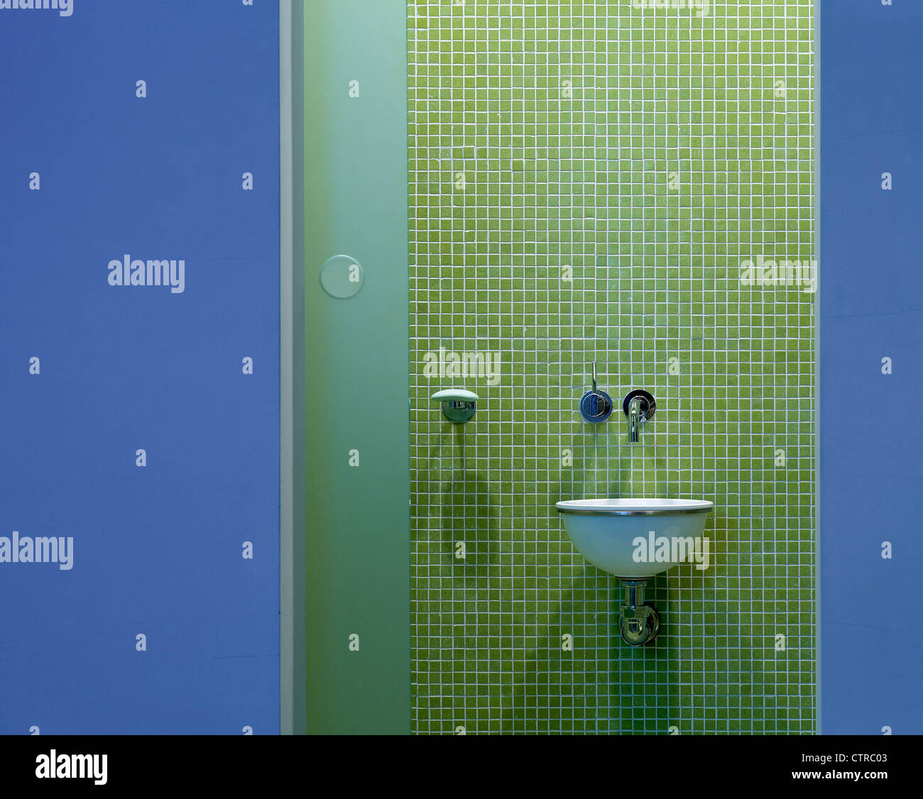 Haus-Erweiterung (Dennis Gilbert nach Hause) Detail Schiebetüren Glastür, grüne Mosaik und Armaturen im Badezimmer-Dusche Stockfoto