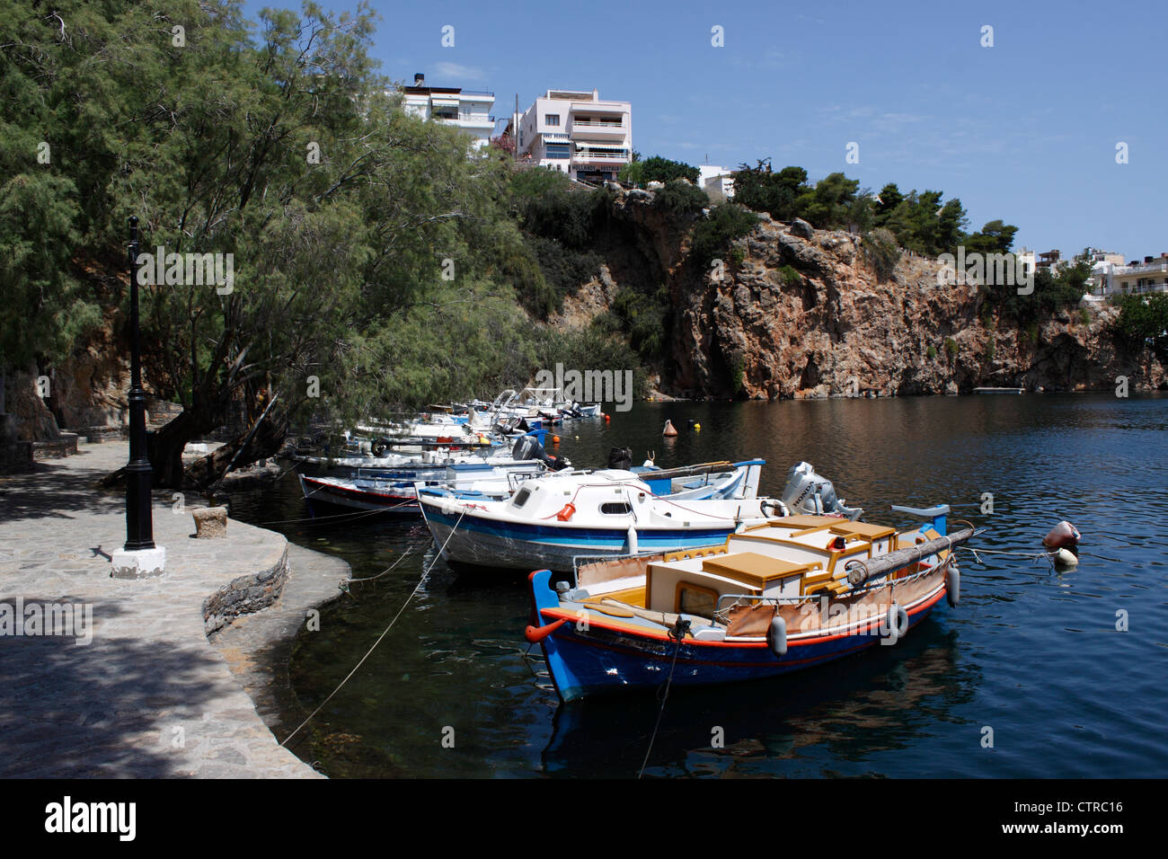 SEE-ÜBERLIEFERUNG IN AGIOS NIKOLAOS AUF DER GRIECHISCHEN INSEL KRETA. EUROPA. Stockfoto