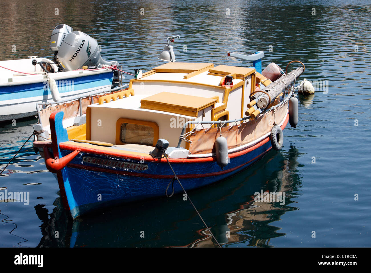 GRIECHISCHEN FISCHERBOOT AUF SEE ÜBERLIEFERUNG BEI AGIOS NIKOLAOS VERANKERT. KRETA. EUROPA Stockfoto