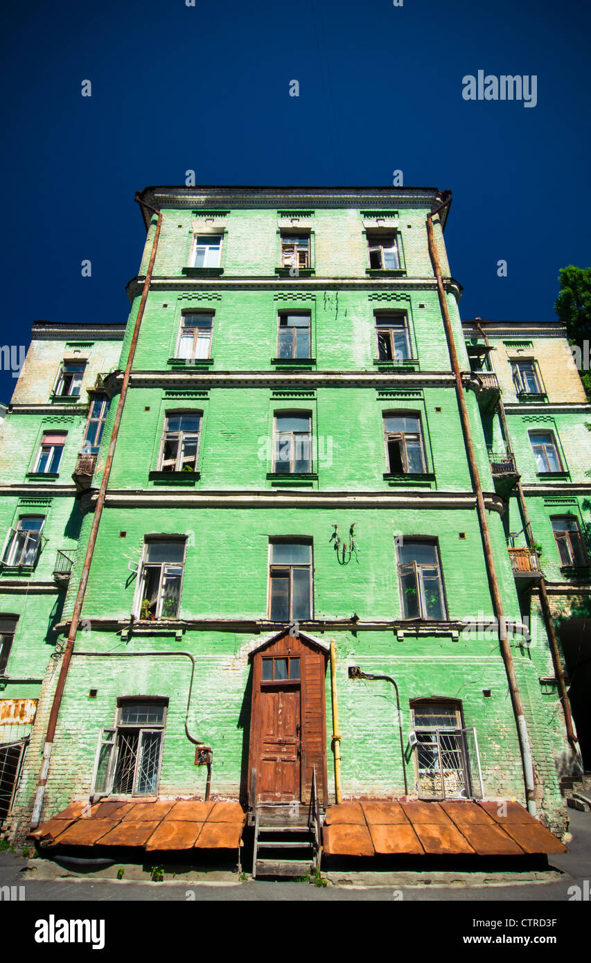 Alte bemalte Ziegelhaus mit geöffneten Fenstern, Kiew, Ukraine Stockfoto